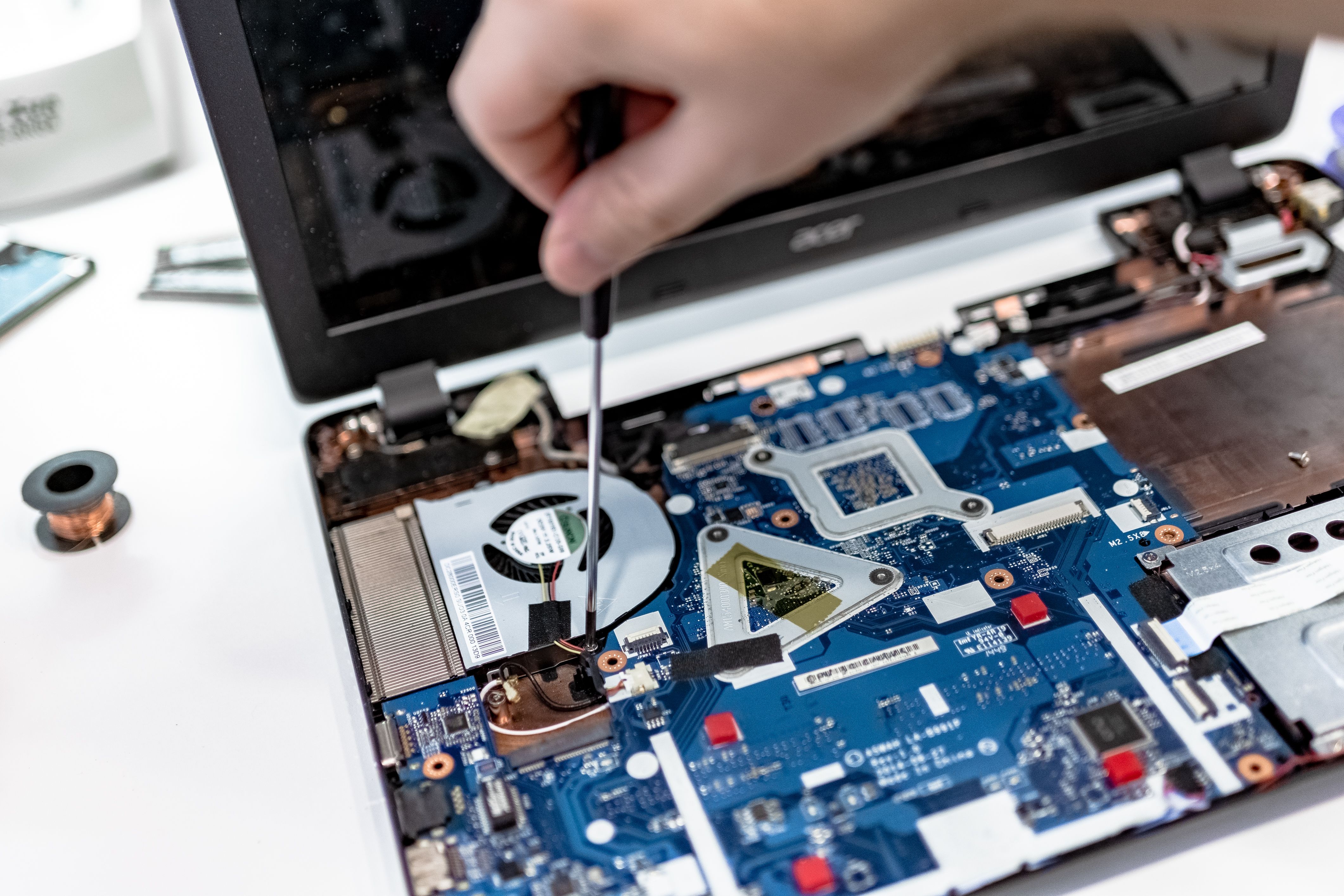 Lipire componente pe laptop
